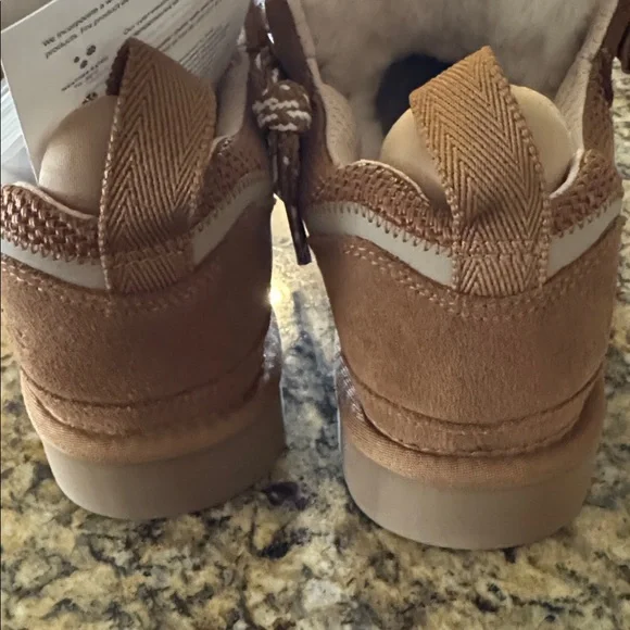 Brand New UGG Lowmel women’s size 7 - Picture 5 of 5